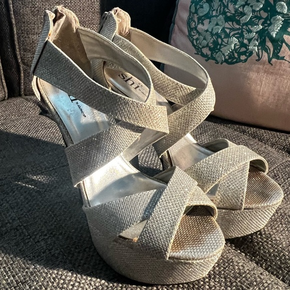 Shï Elegant Silver Sparkle Women's Platform Heels - Picture 4 of 4